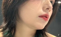 两人激烈打扑克